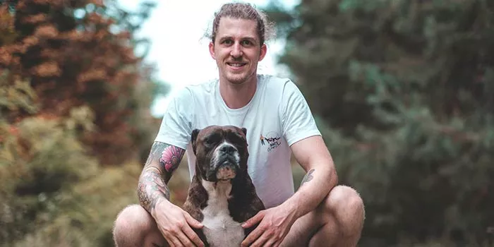 Nino Nell mit seinem Hund Buddy